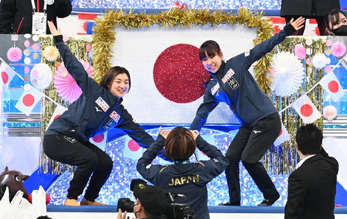 応援席で記念撮影に納まる坂本(左)と三原(撮影・たえ見朱実)