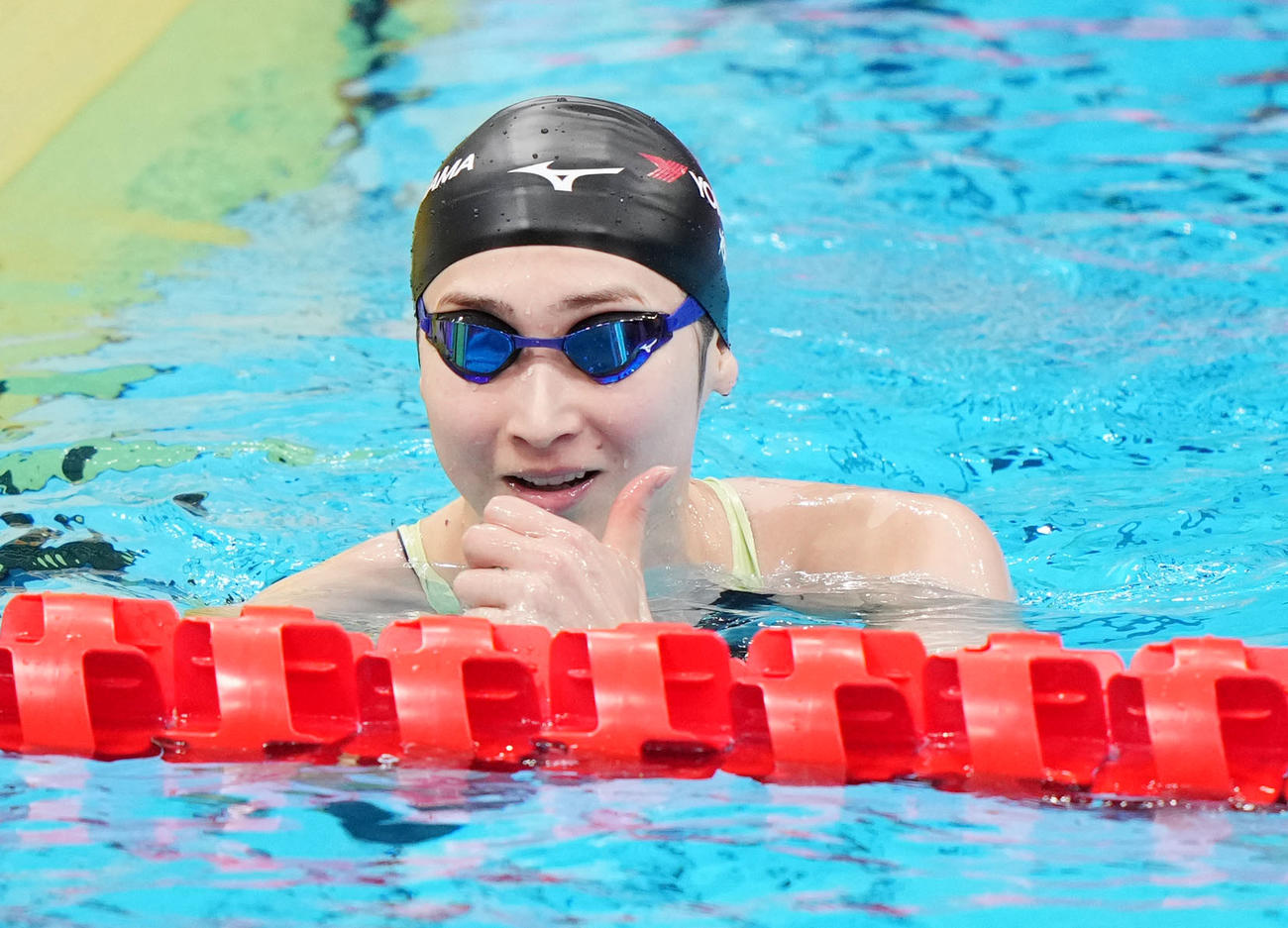 女子50メートル自由形予選を終え笑顔を見せる池江（撮影・横山健太）