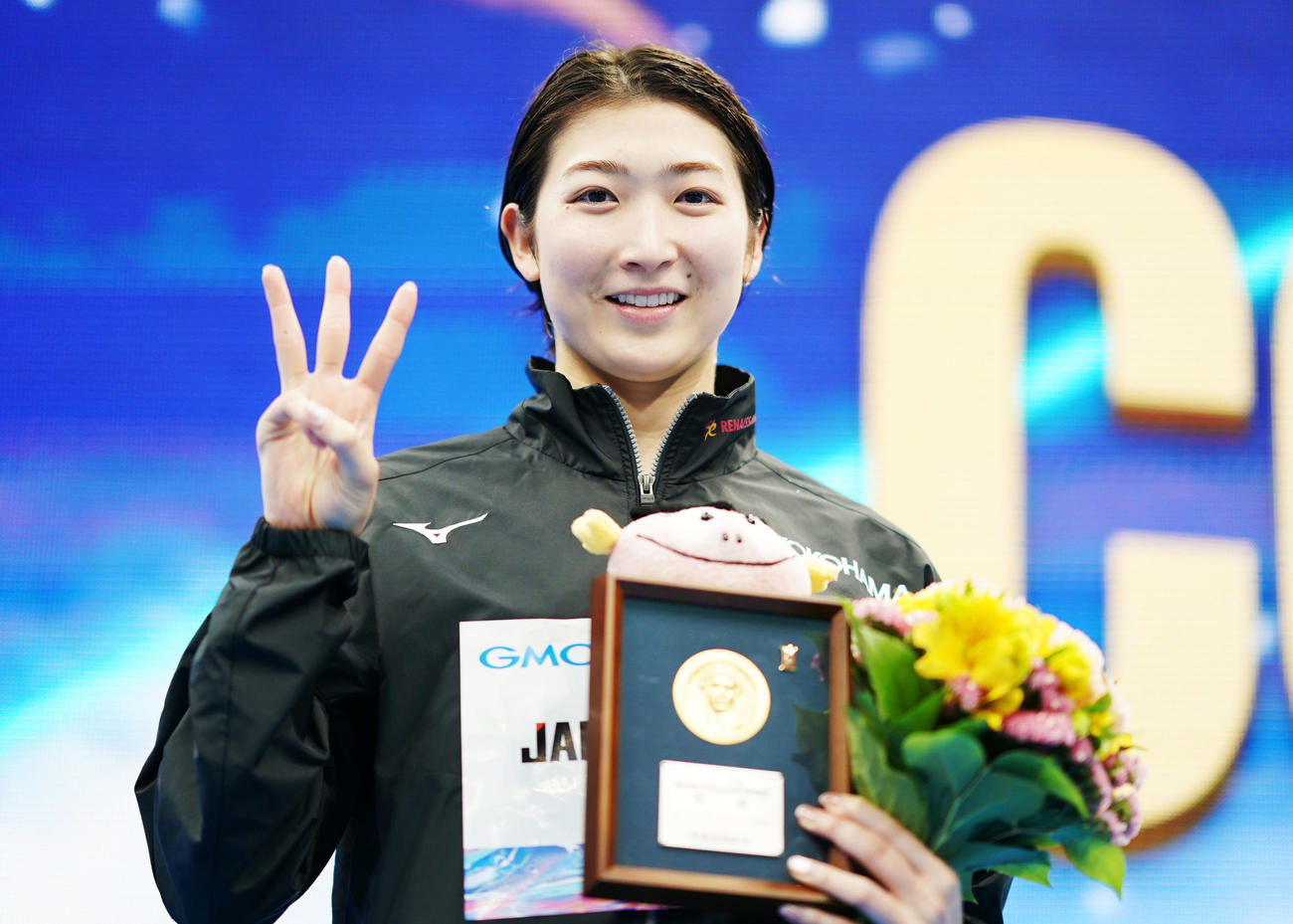 日本選手権3冠を達成し笑顔を見せる池江（撮影・横山健太）