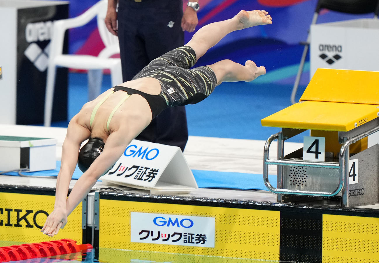 女子50メートル自由形予選に臨む池江（撮影・横山健太）