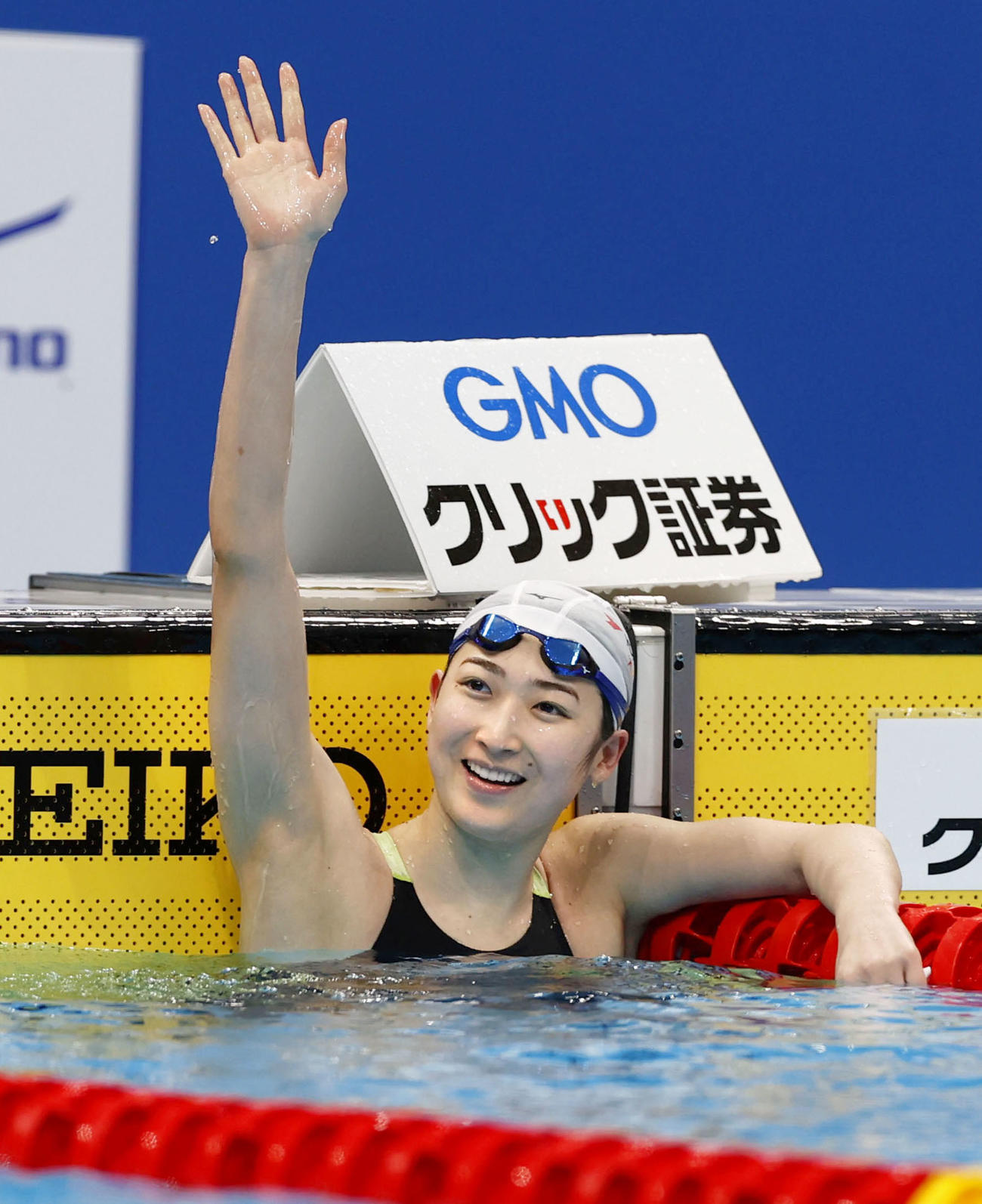 女子50 メートル バタフライで優勝し、歓声に応える池江璃花子（共同）
