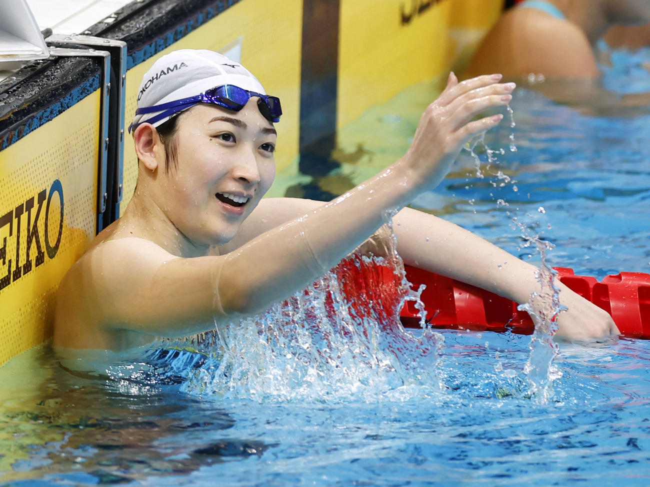 女子50メートルバタフライで優勝し、歓声に応える池江璃花子（共同）
