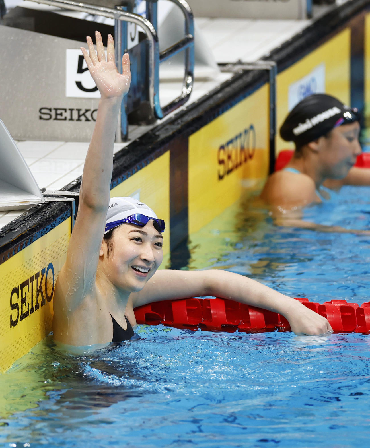 女子50メートルバタフライで優勝し、歓声に応える池江璃花子（共同）
