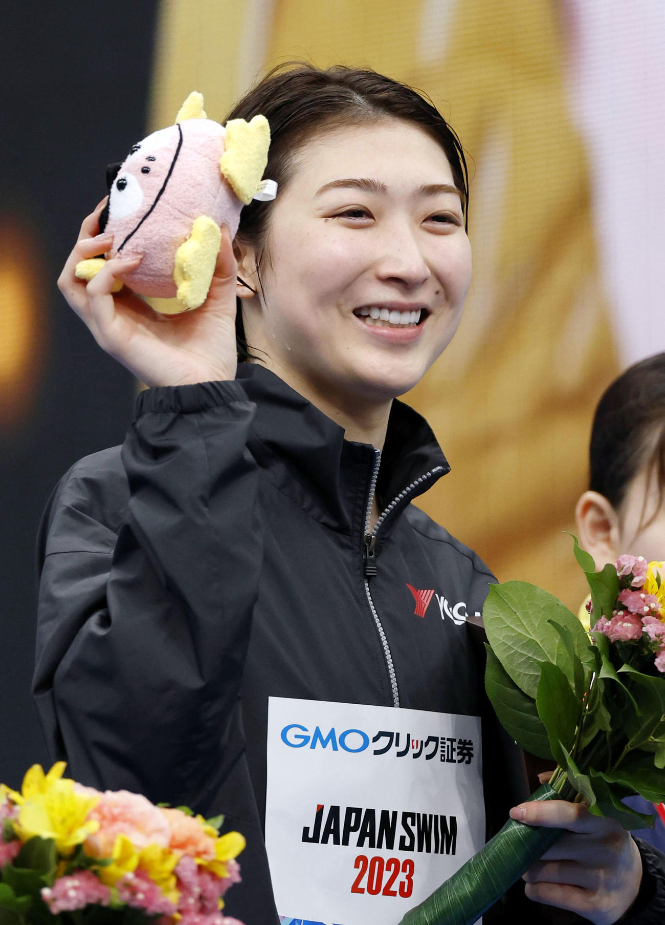 女子50メートルバタフライで優勝し、表彰式で笑顔の池江璃花子（共同）