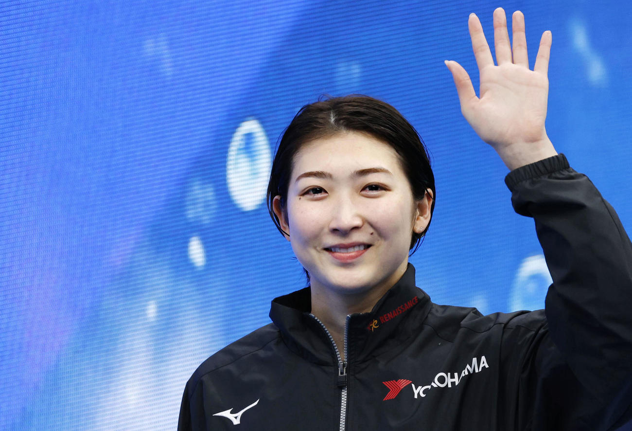女子50メートルバタフライで優勝し、観客席に手を振る池江璃花子（共同）