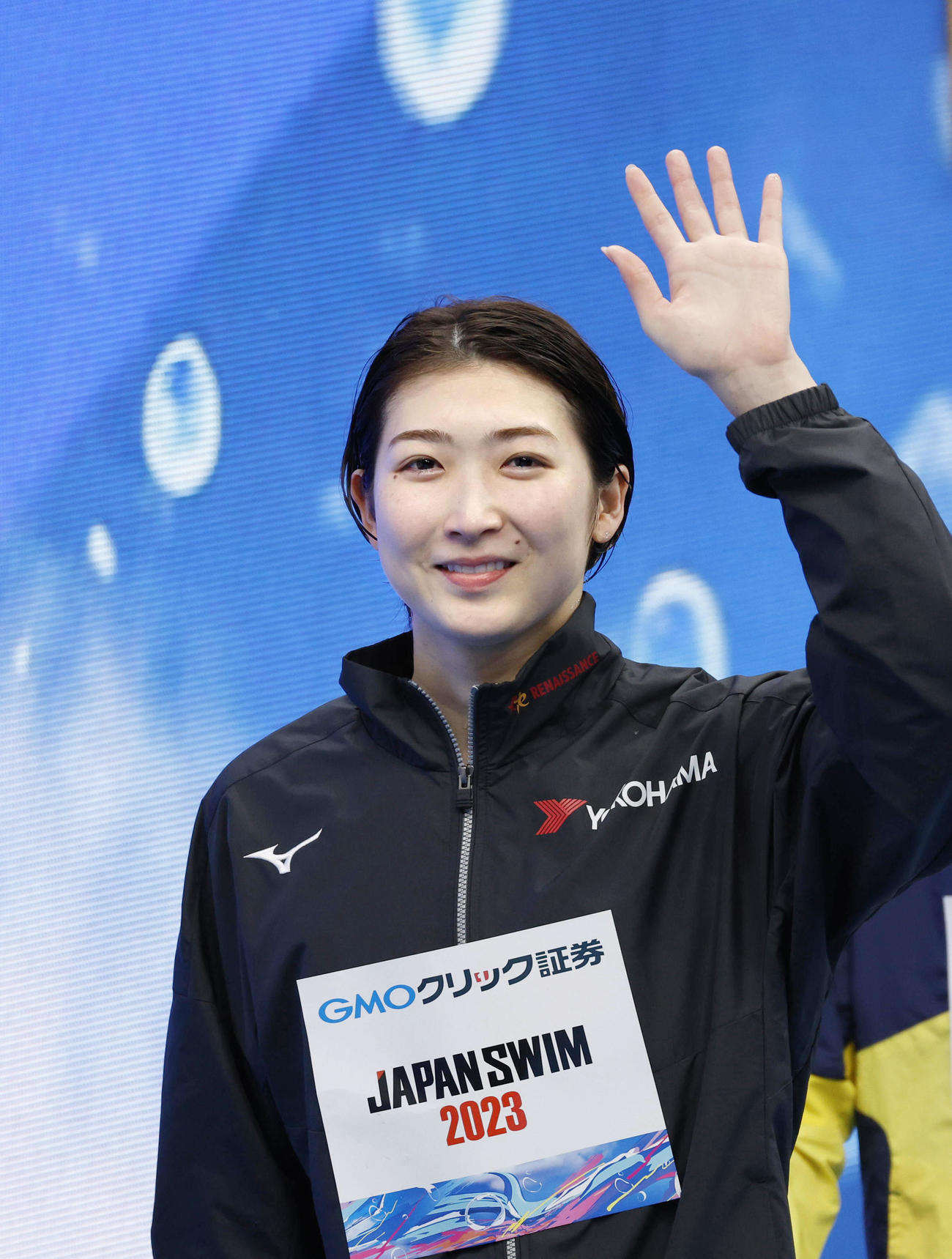 女子50メートルバタフライで優勝し、観客席に手を振る池江璃花子（共同）