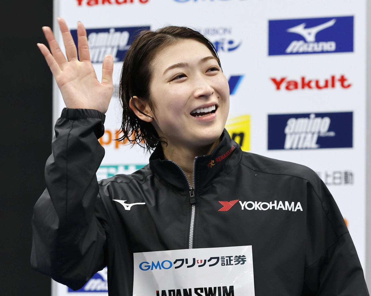 女子50メートルバタフライ決勝　優勝し、表彰式で手を振る池江璃花子（共同）