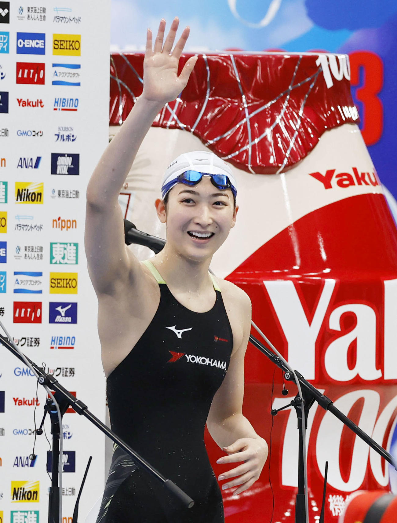 女子50メートルバタフライ決勝　優勝し、インタビューを終えて手を振る池江璃花子（共同）