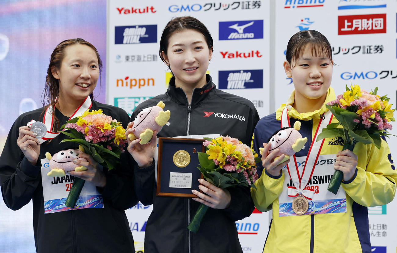 女子50メートルバタフライ決勝で優勝し、表彰式で笑顔の池江璃花子（中央）（共同）