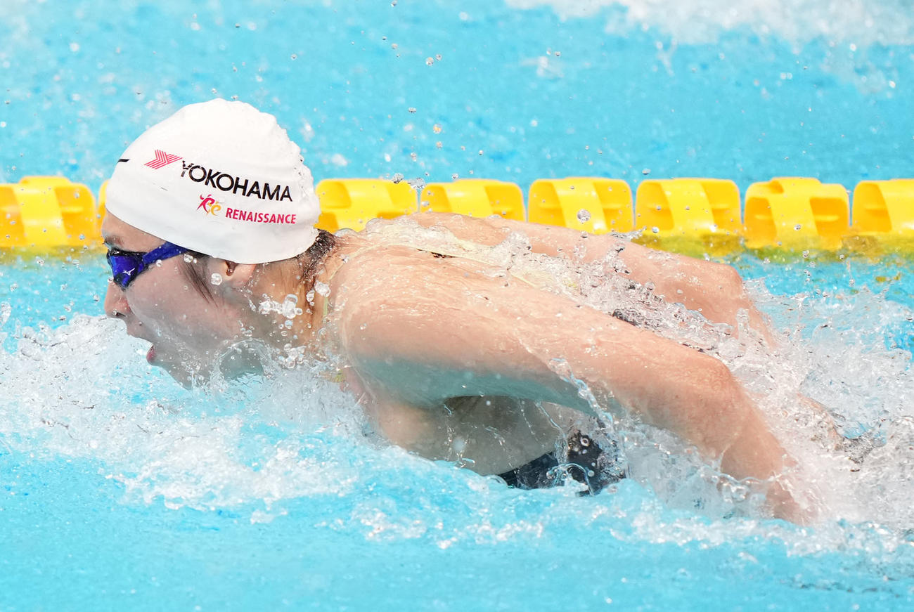 女子50メートルバタフライ決勝で力強い泳ぎを見せる池江（撮影・横山健太）