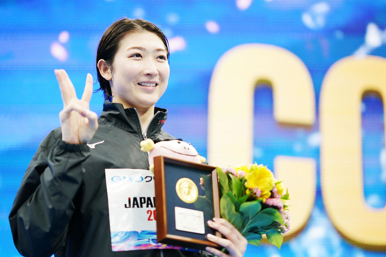 日本選手権3冠を達成し笑顔を見せる池江（撮影・横山健太）
