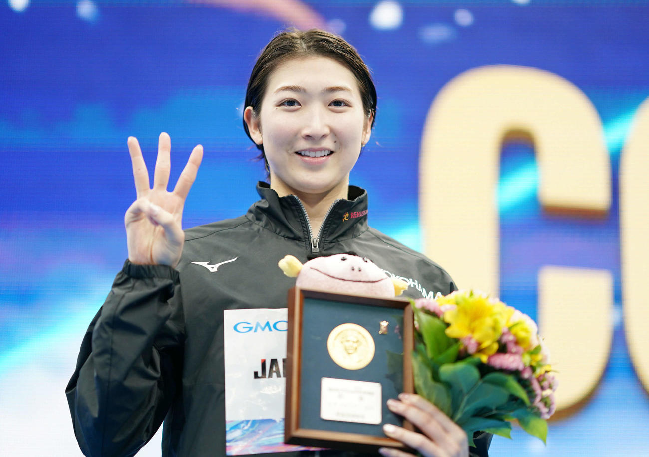 日本選手権3冠を達成し笑顔を見せる池江（撮影・横山健太）