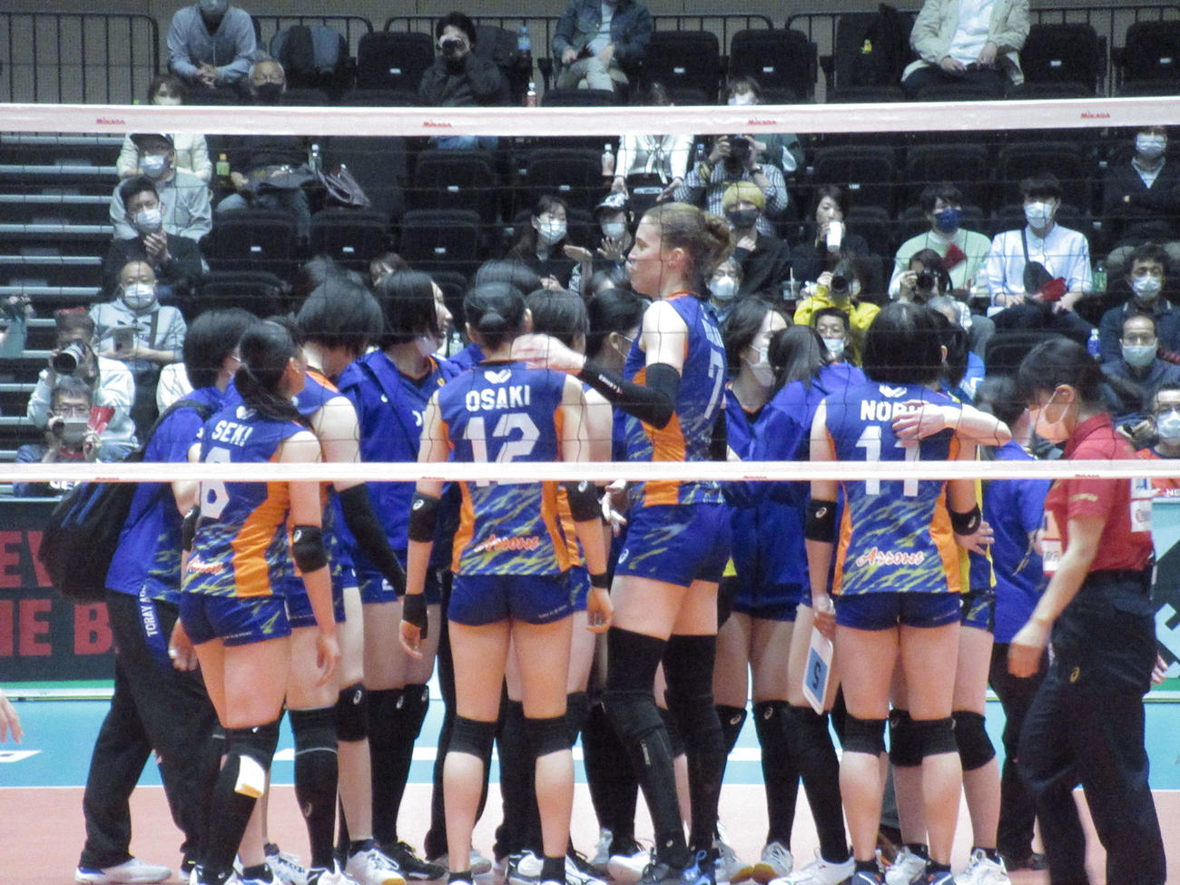 勝利に沸く東レのメンバー