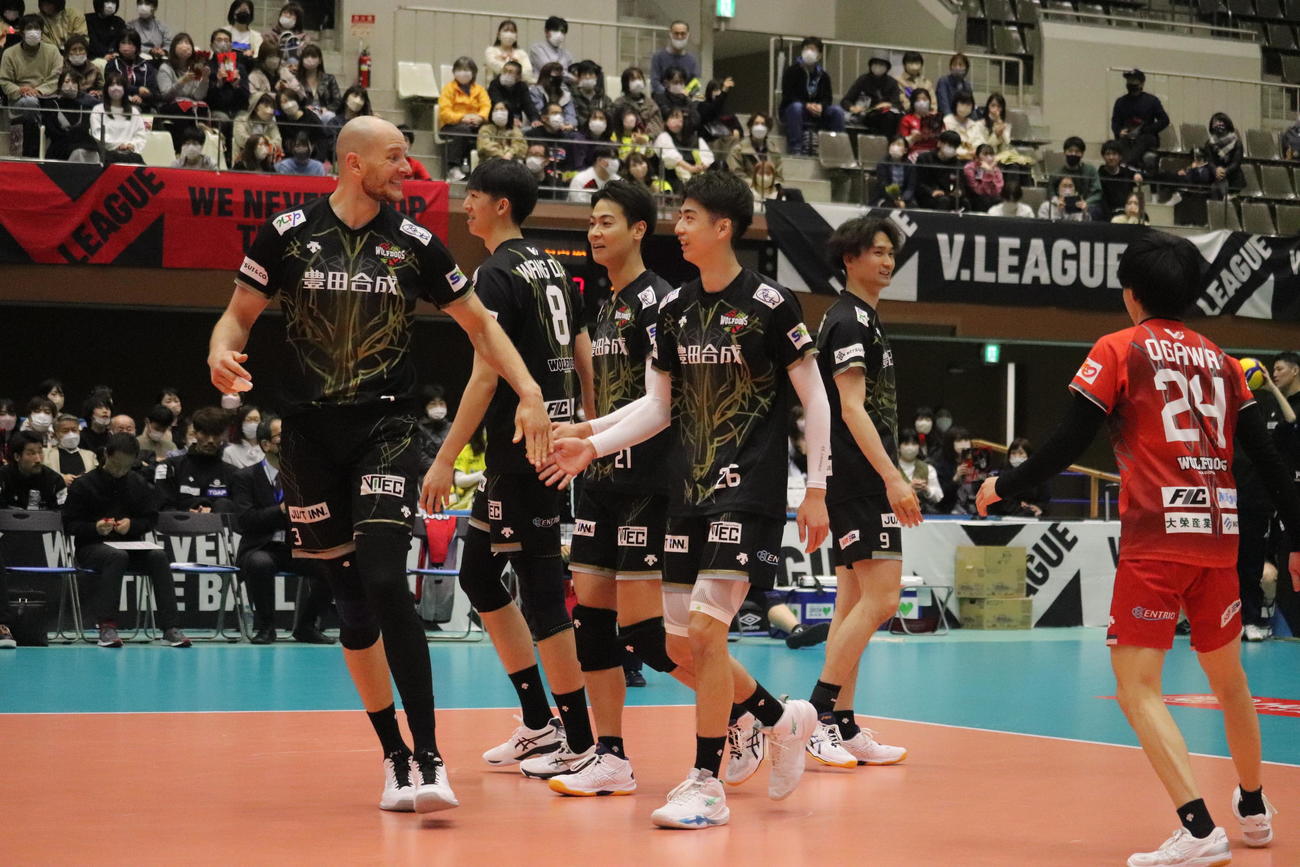 得点して喜ぶウルフドッグス名古屋の選手たち（撮影・竹本穂乃加）