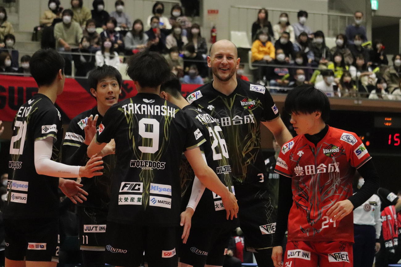 得点して喜ぶウルフドッグス名古屋の選手たち（撮影・竹本穂乃加）