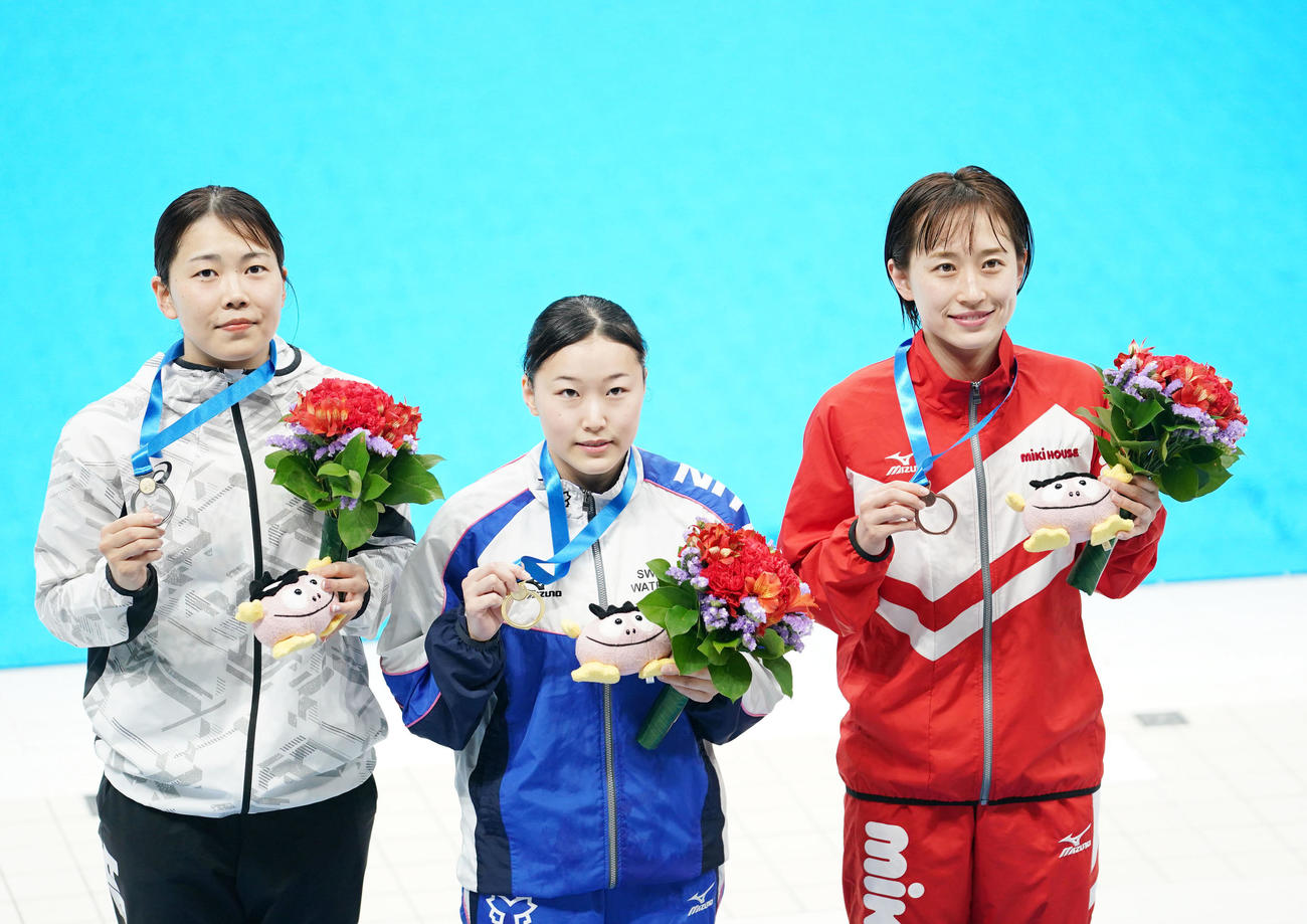 女子3メートル板飛び込みで優勝した三上（中央）左は2位の榎本、右は3位の馬淵（撮影・横山健太）