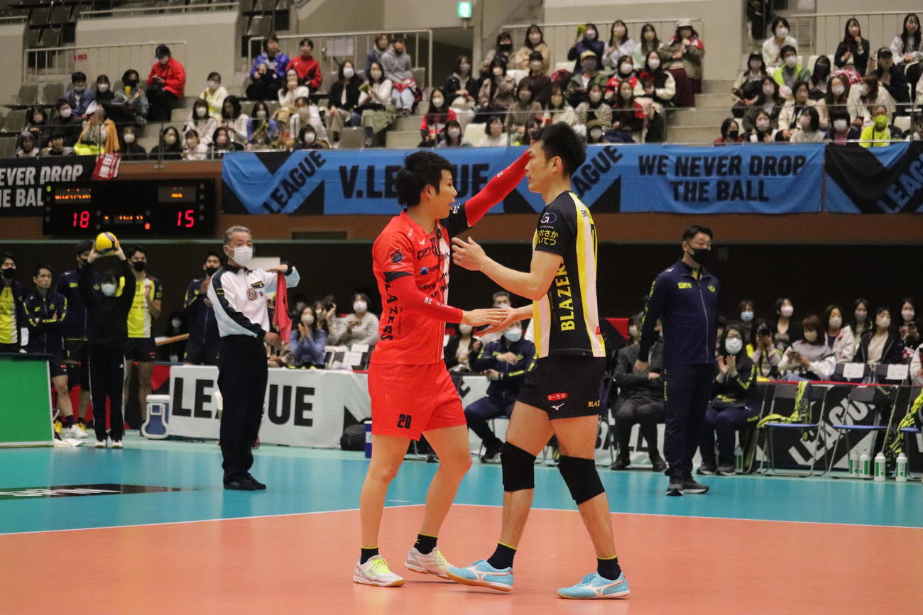 試合中、言葉を交わす左から山本智大、深津旭弘（撮影・竹本穂乃加）