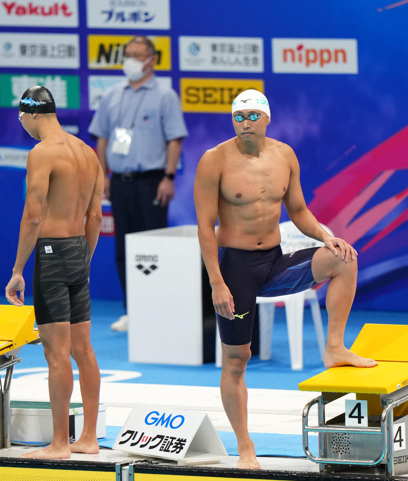 男子50メートル自由形決勝でスタートを待つ塩浦（右）（撮影・横山健太）