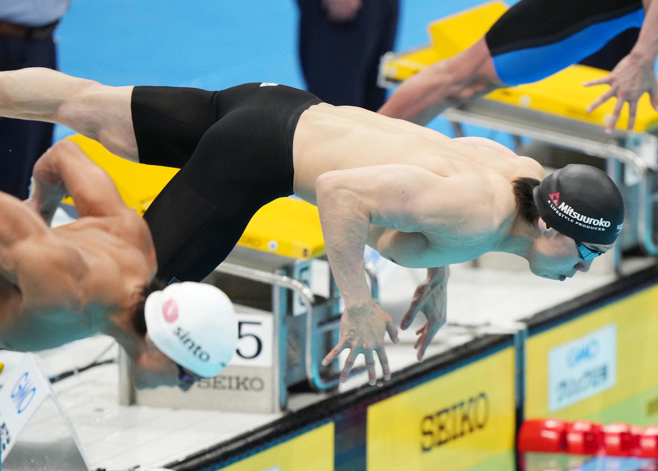男子100メートルバタフライ決勝でスタートする松元（撮影・横山健太）