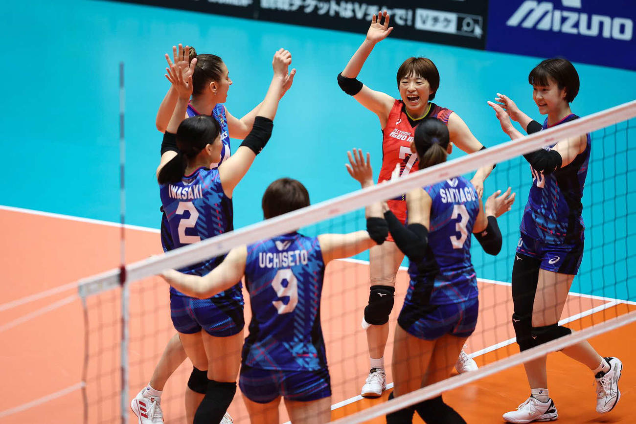 久光に勝利し、喜びを爆発させる埼玉上尾シックス（C）Vリーグ