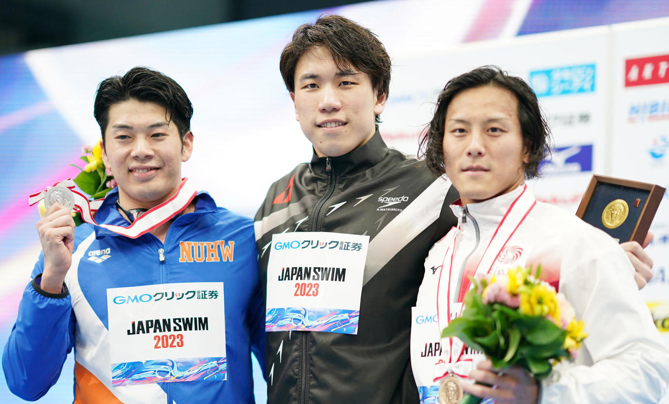 男子100メートルバタフライ決勝優勝した松元（中央）左は2位の水沼、右は3位の安江（撮影・横山健太）