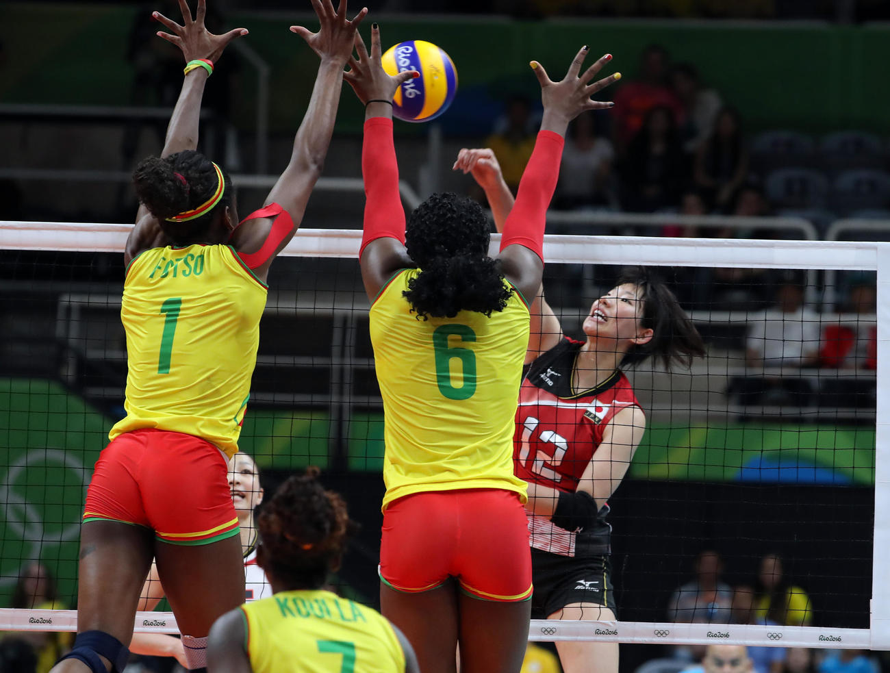 2016年8月、リオデジャネイロ五輪カメルーン戦で　アタックする石井優希（右）