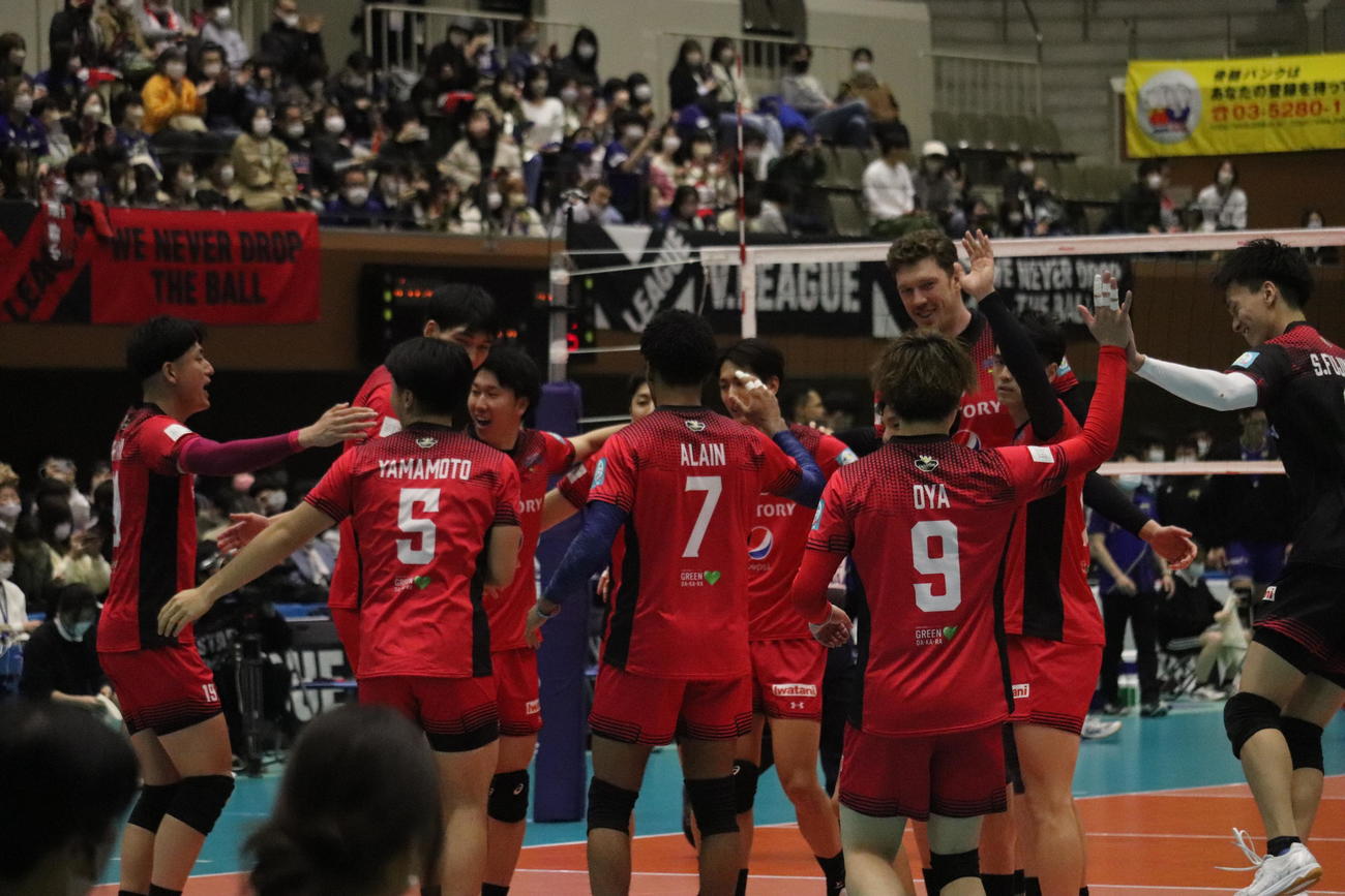 勝利して喜ぶサントリーの選手たち（撮影・竹本穂乃加）