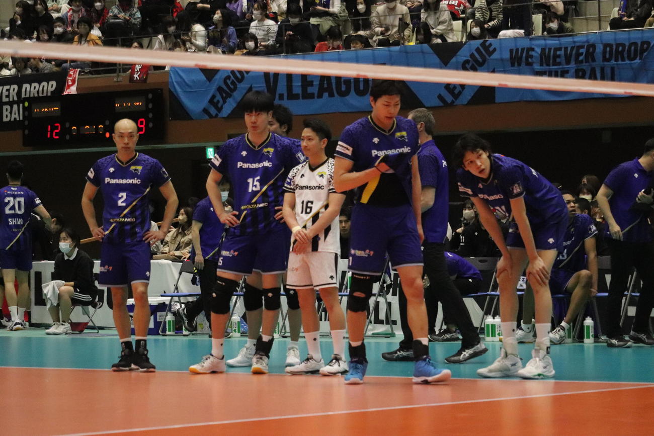 タイムアウト時のパナソニックの選手たち（撮影・竹本穂乃加）