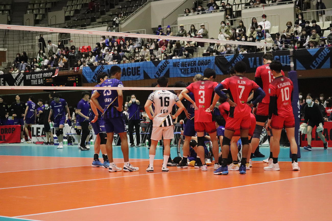 大塚達宜が倒れ込み、騒然とする（撮影・竹本穂乃加）