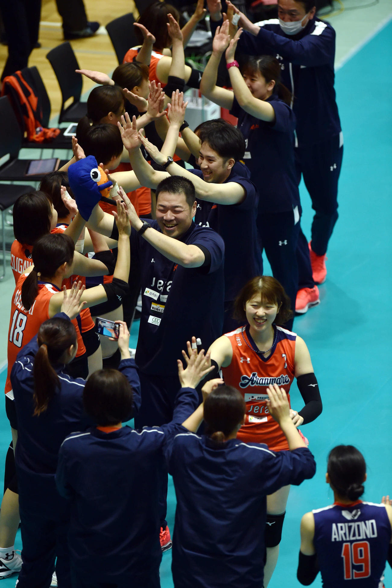 試合後、笑顔でハイタッチする北原監督（中央）ら選手たち（撮影・相沢孔志）