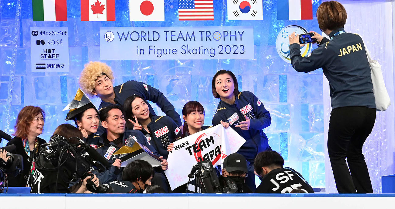 アイスダンスRDを終えチームメートと記念撮影に納まる村元・高橋組（撮影・たえ見朱実）
