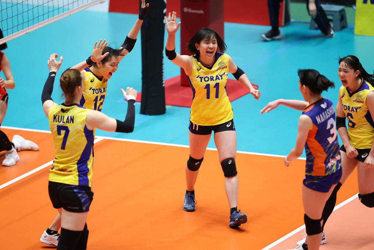 埼玉上尾に勝利し、喜びを爆発させる東レシックス（C）Vリーグ