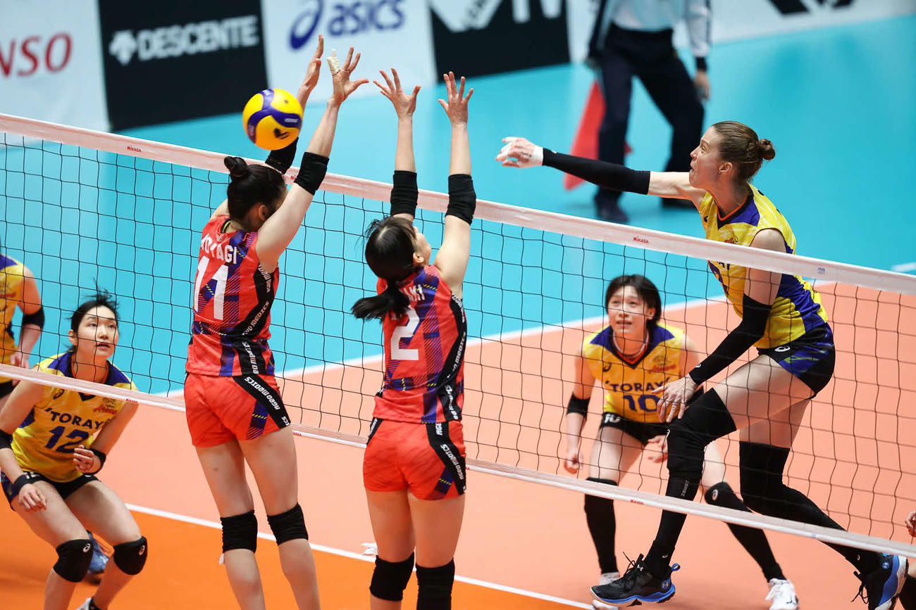 スパイクを決める東レのクラン（C）Vリーグ