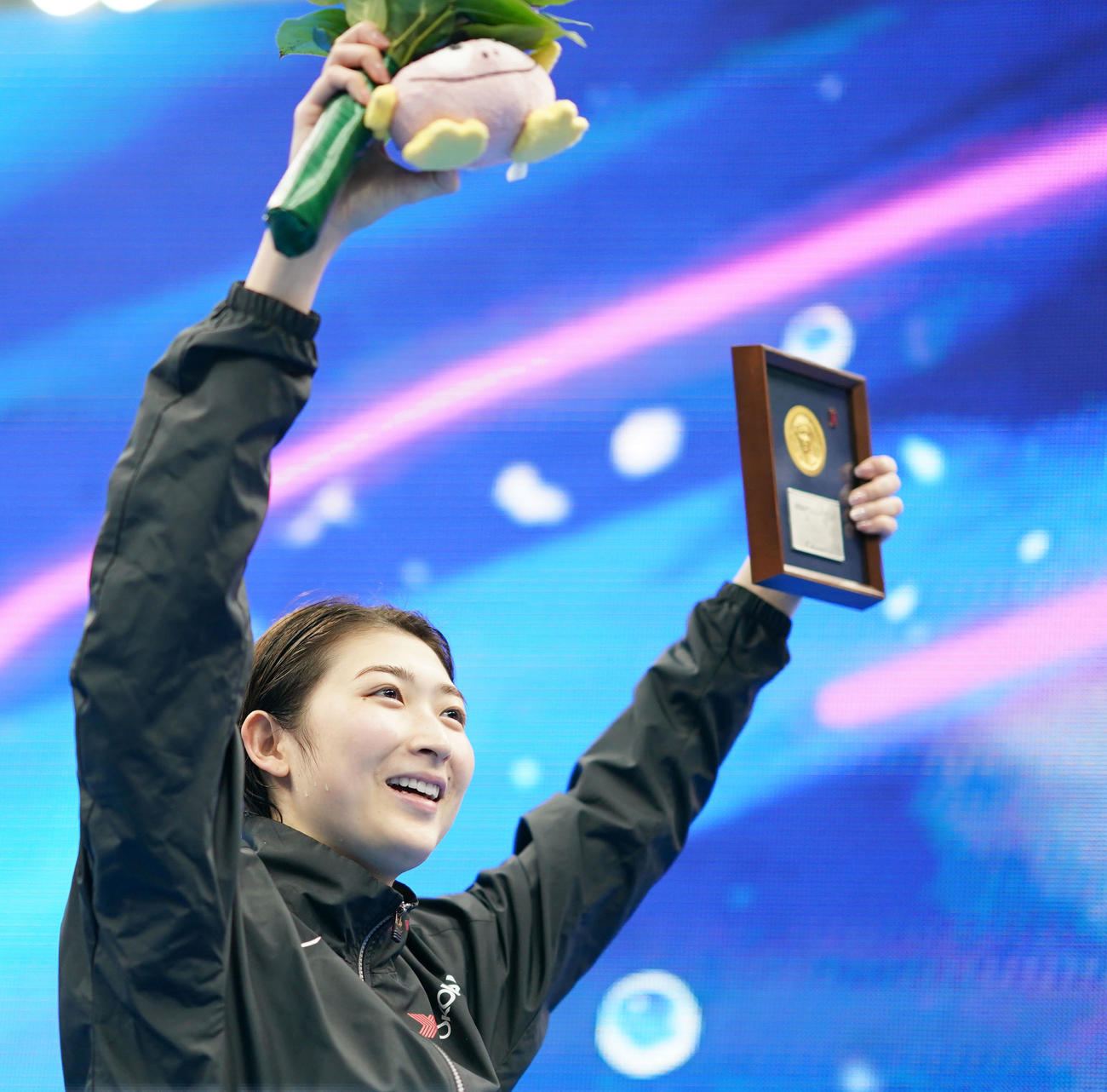 女子50メートル自由形で優勝し声援に応える池江（撮影・横山健太）
