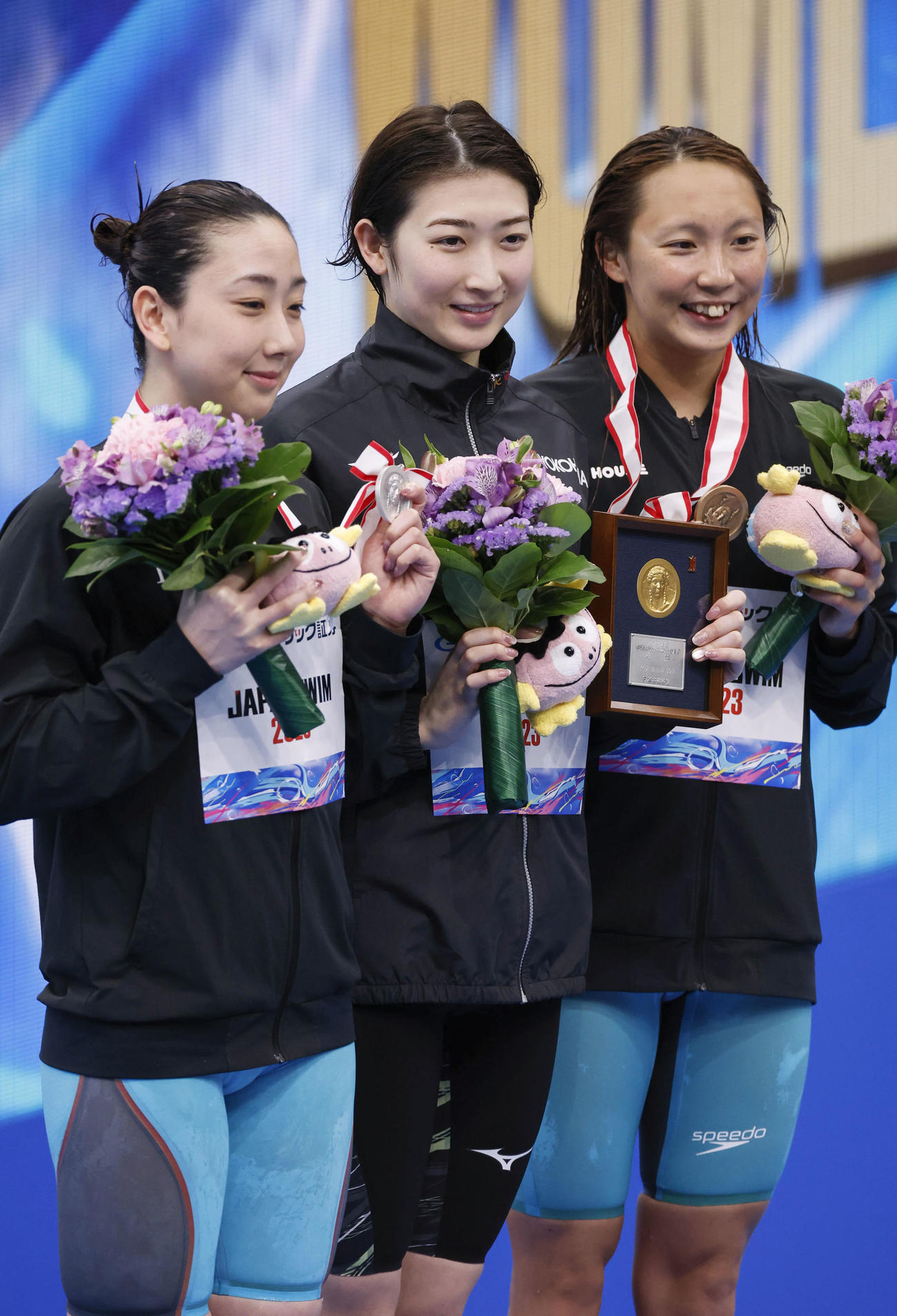 女子50メートル自由形で優勝し、表彰式で笑顔の池江璃花子（中央）（共同）