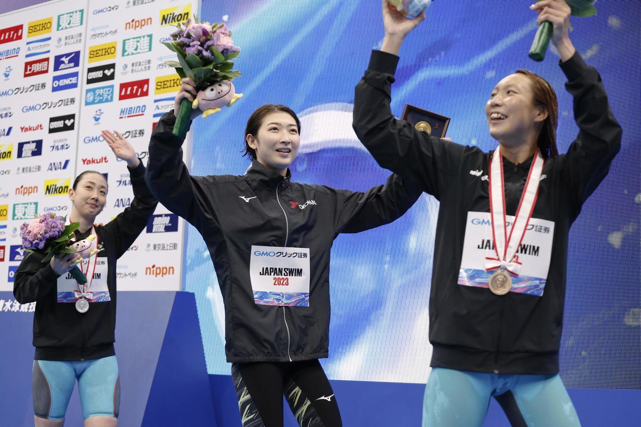 女子50メートル自由形で優勝し、歓声に応える池江璃花子（中央）（共同）