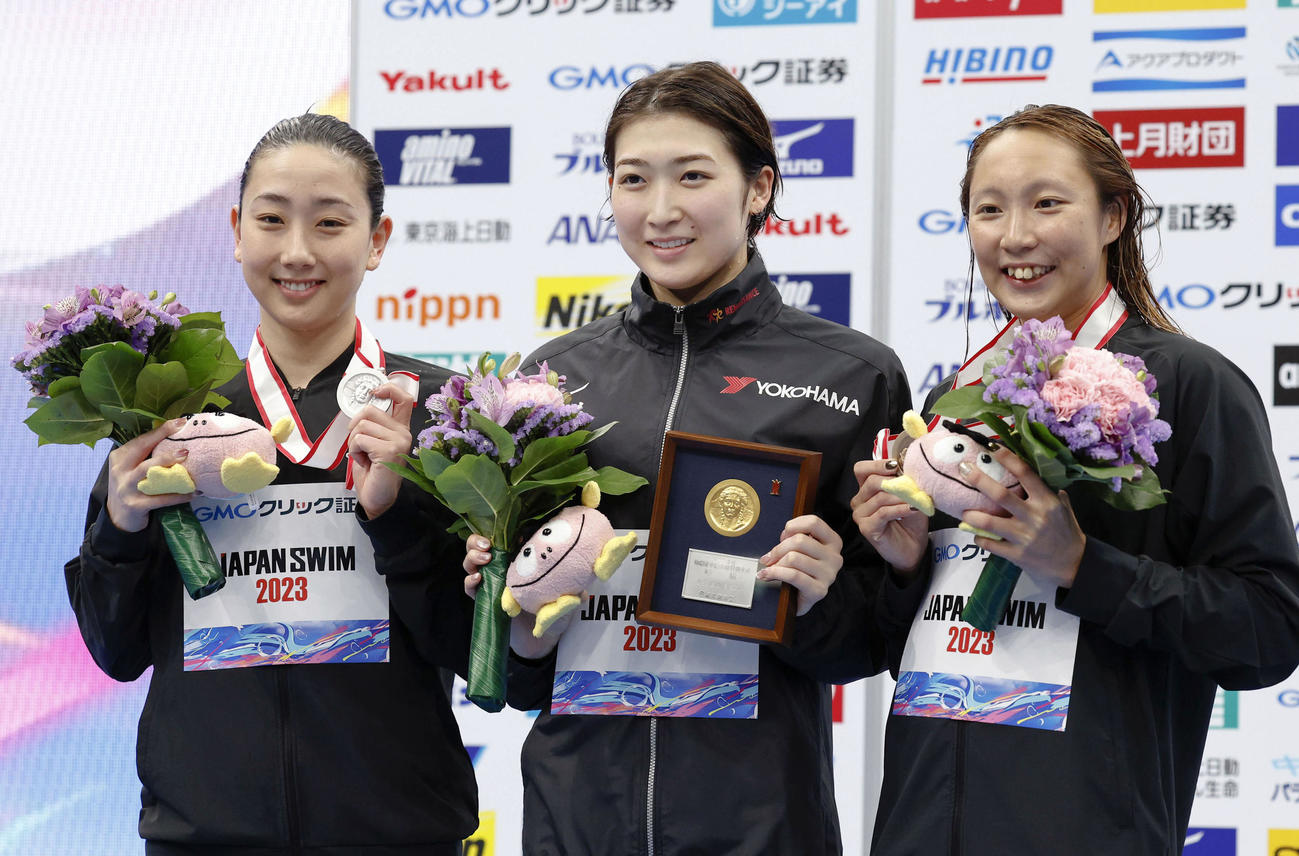 女子50メートル自由形で優勝し表彰式で笑顔の池江璃花子（中央）（共同）