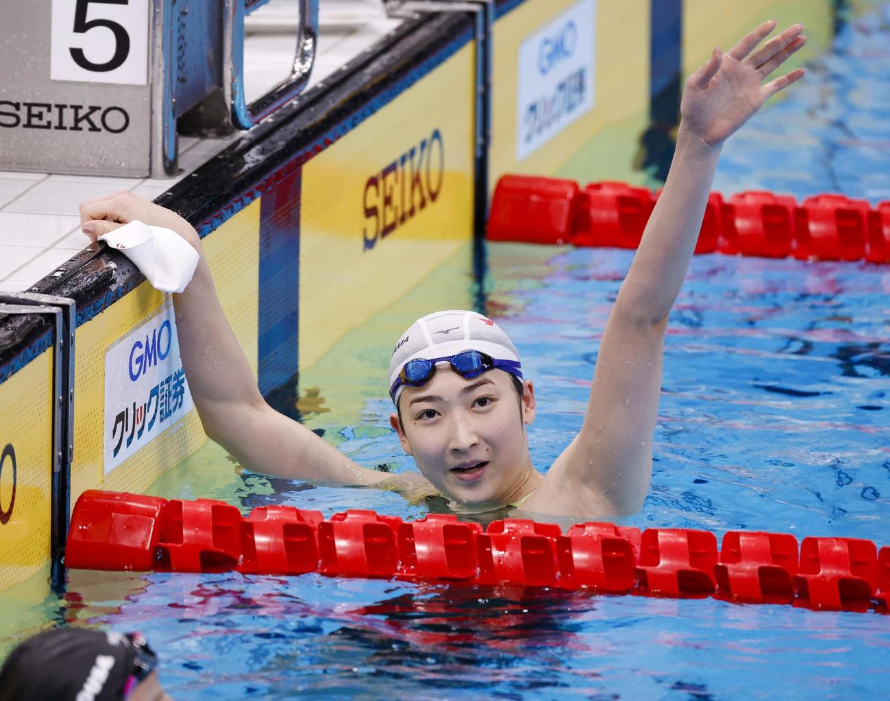 女子50メートル自由形で優勝し、手を振る池江璃花子（共同）