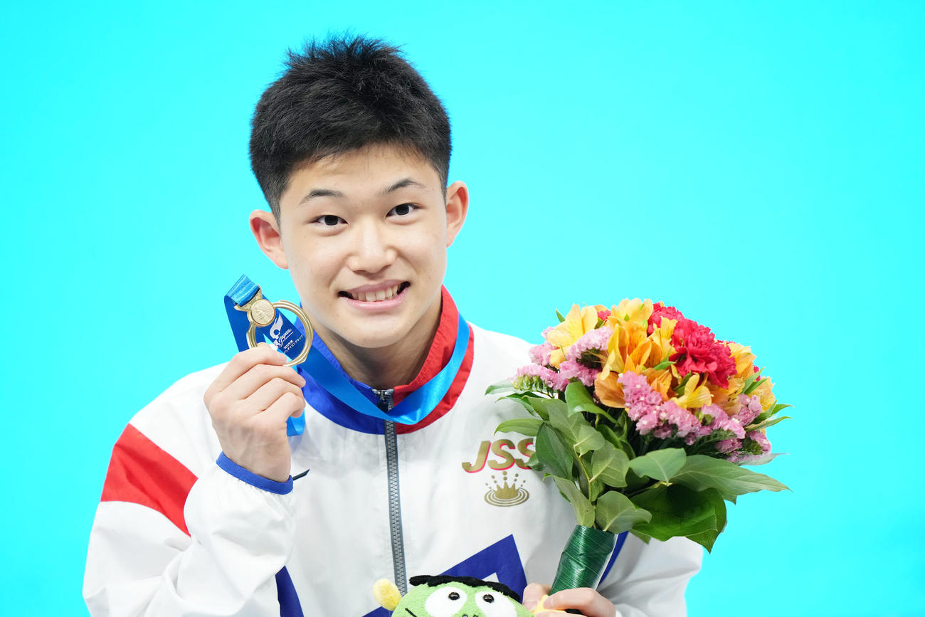 男子高飛び込みで優勝し笑顔を見せる玉井（撮影・横山健太）