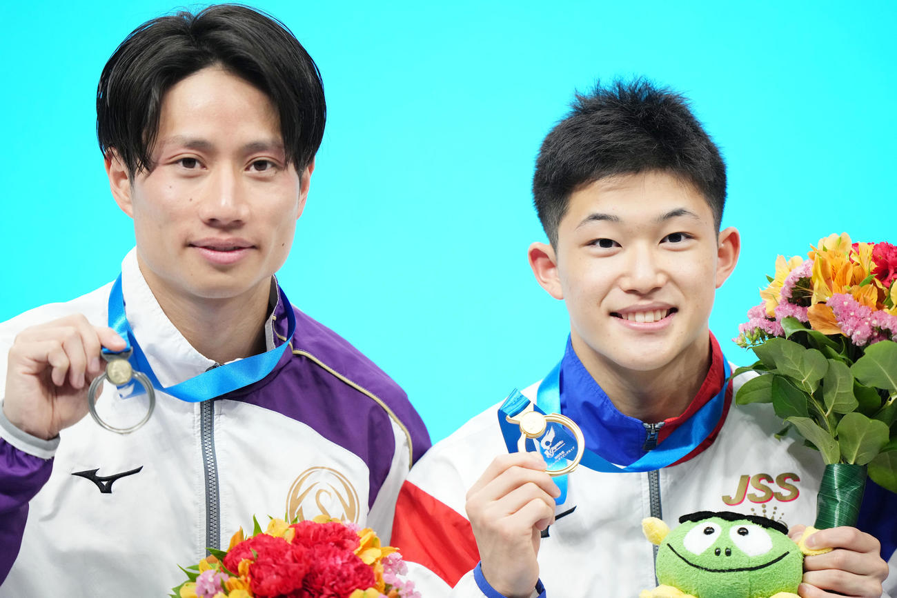 男子高飛び込みで優勝し笑顔を見せる玉井。左は2位の大久保（撮影・横山健太）