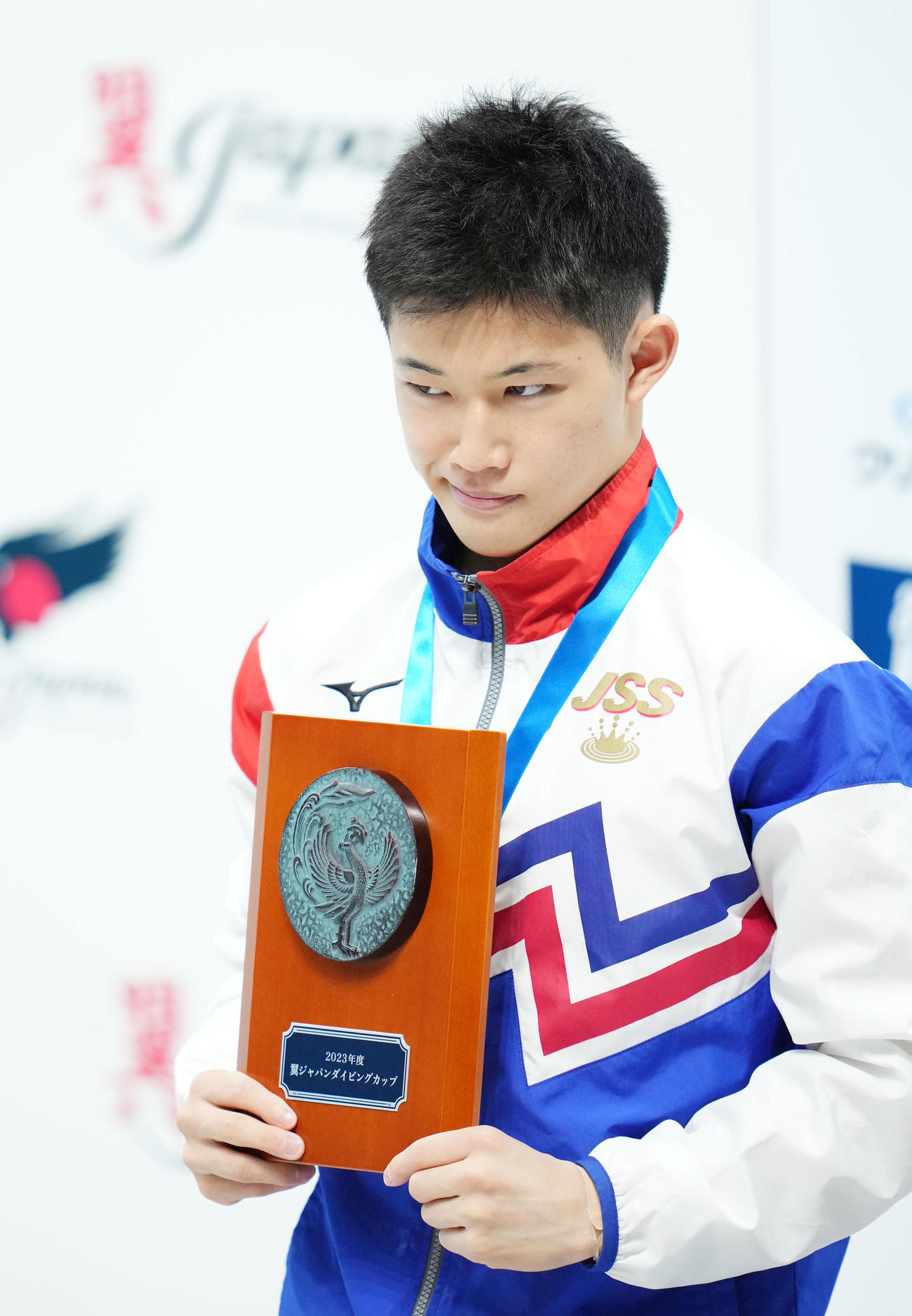 男子高飛び込みで優勝し表彰台でおどける玉井（撮影・横山健太）