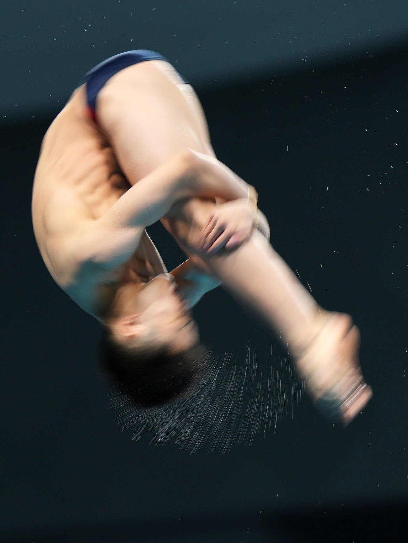 男子高飛び込み決勝で演技する玉井（撮影・横山健太）