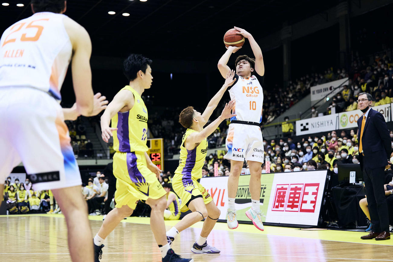 第3Q、新潟・杉本が3点シュートを狙う（C）B．LEAGUE
