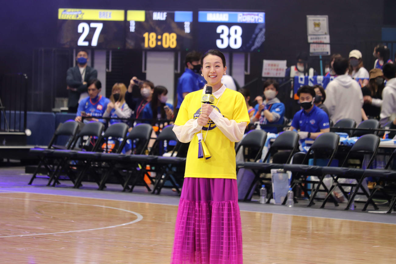 B1宇都宮茨城戦のハーフタイムであいさつするプロフィギュアスケーターの浅田真央さん（撮影・沢田啓太郎）