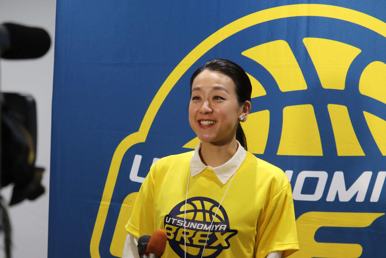 初めてBリーグを生観戦した印象を語るプロフィギュアスケーターの浅田真央さん（撮影・沢田啓太郎）