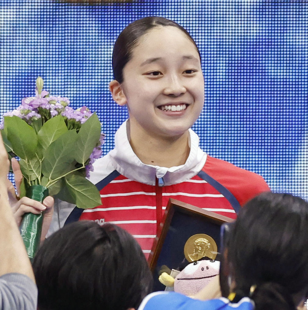 女子400メートル個人メドレーで優勝し、笑顔の成田実生（共同）