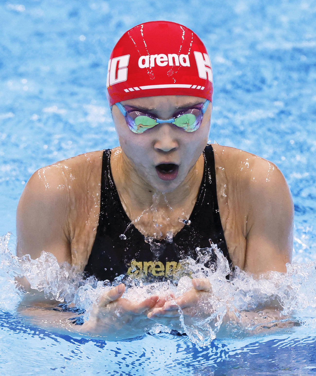 女子400メートル個人メドレー決勝　優勝した成田実生の平泳ぎ（共同）