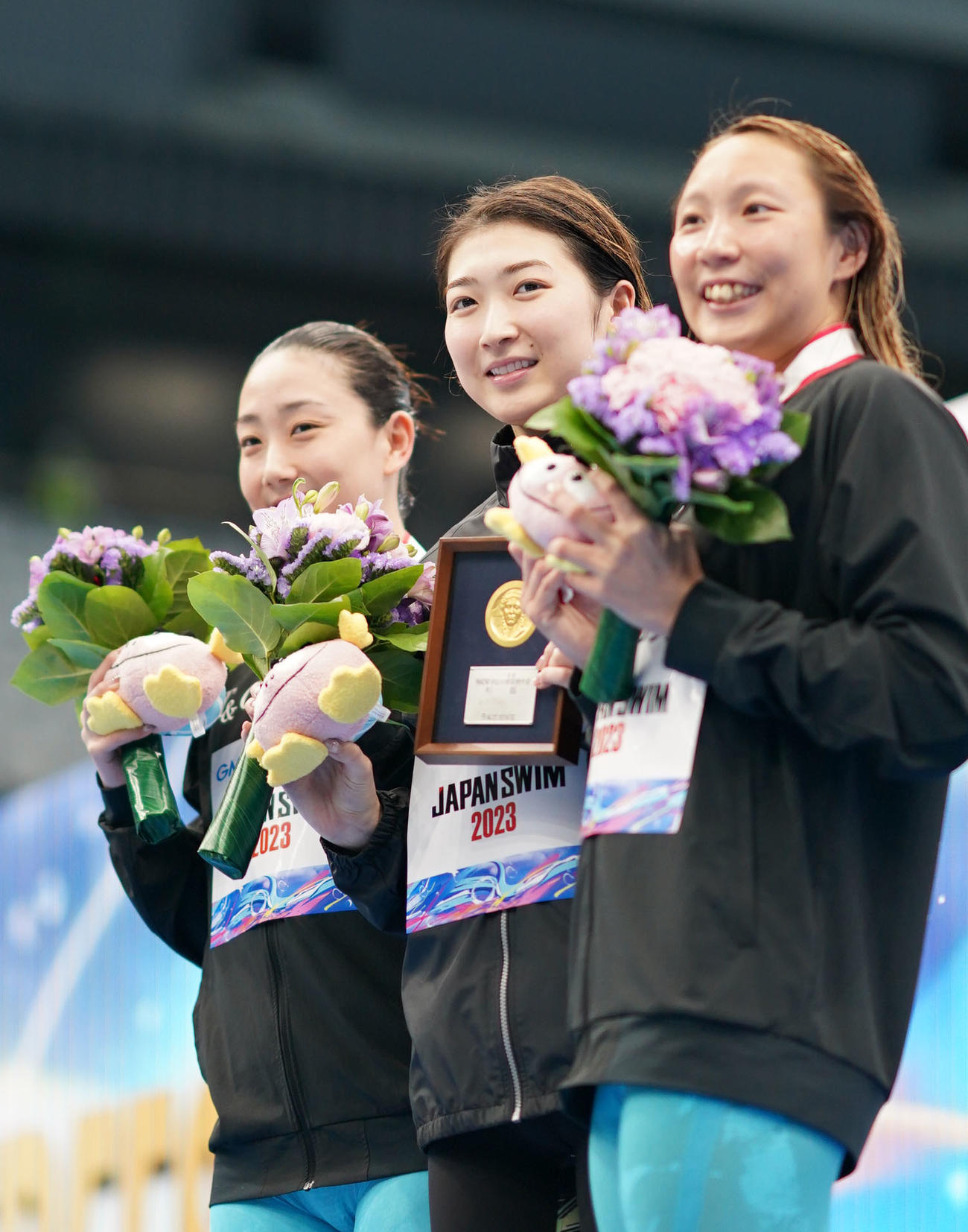 女子50メートル自由形で優勝し笑顔を見せる池江。左は2位の五十嵐、右は3位の相馬（撮影・横山健太）