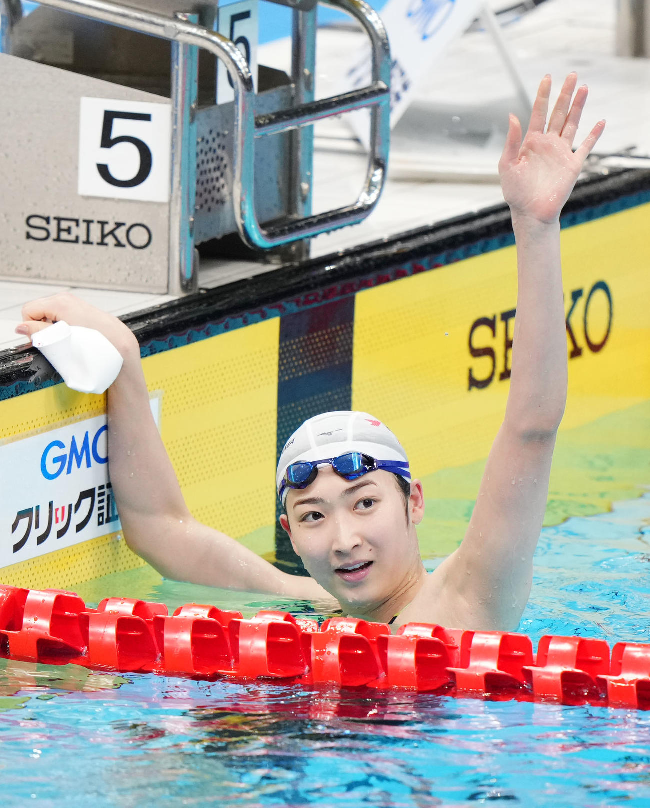 女子50メートル自由形決勝で優勝し声援に応える池江（撮影・横山健太）