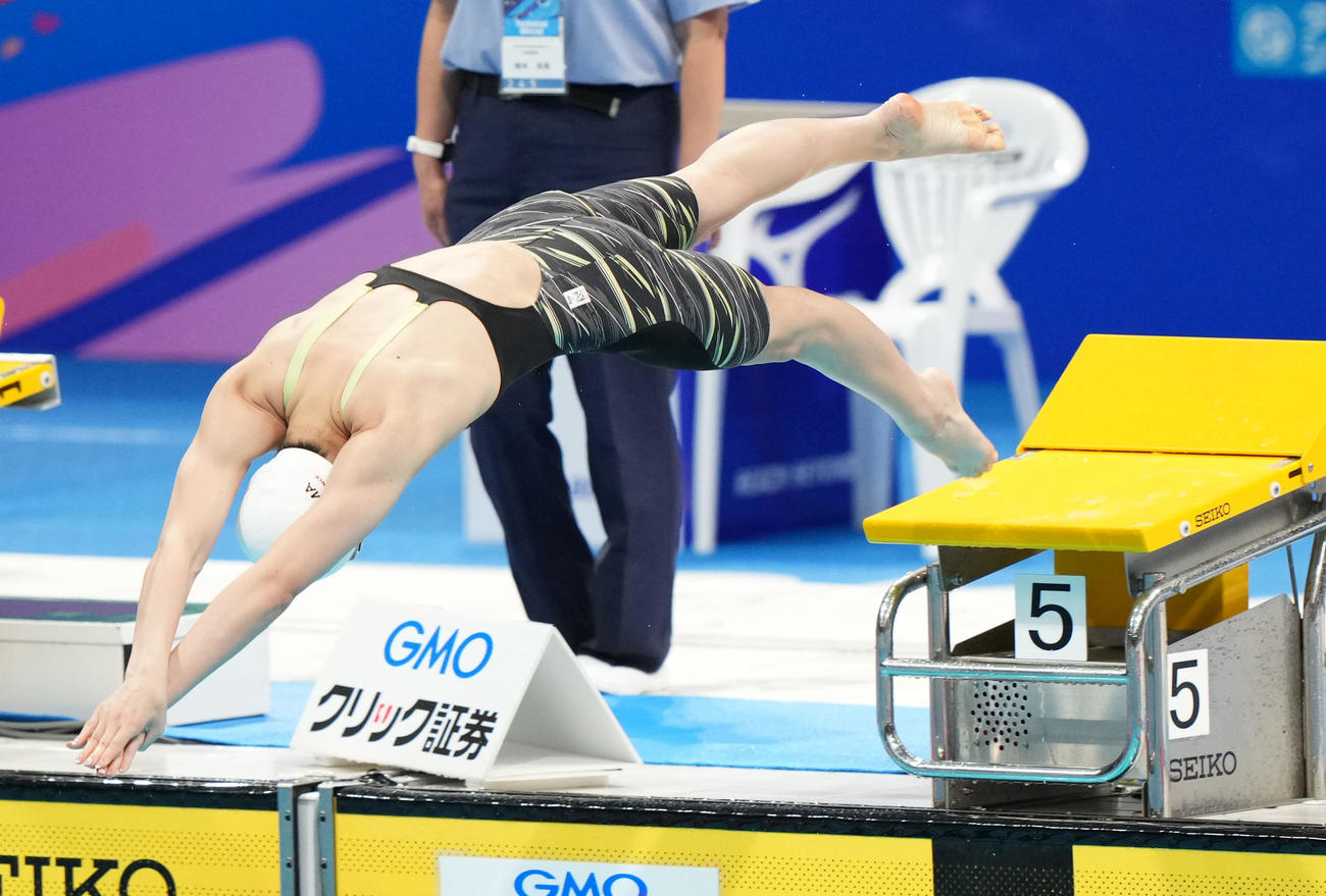 女子50メートル自由形決勝でスタートする池江（撮影・横山健太）